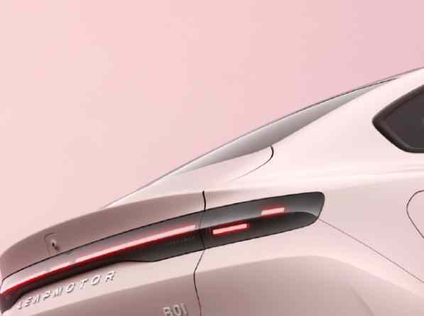 零跑全新纯电轿车 B01 官图曝光！家族设计 + 激光雷达，科技感拉满